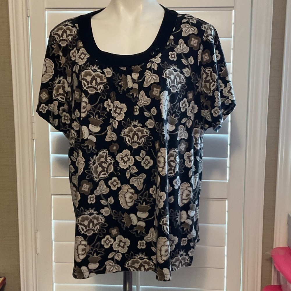 Croft & Barrow Black and Cream Floral Top
